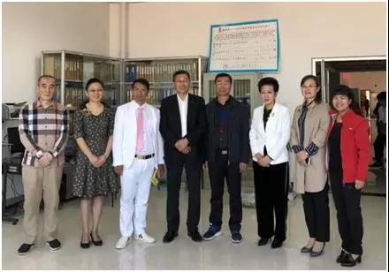 联合国IG0组织公使王凤麟先生一行在陈巨余董事长陪同下深入该地区看望慰问贫困家庭的艾滋病患者。陈巨余董事长代表金年会生物集团向当地疾控中心捐赠了价值1000万人民币的药品