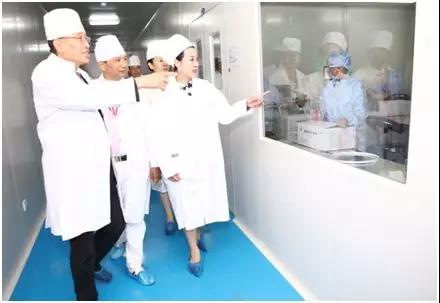 联合国IG0组织公使王凤麟先生一行在陈巨余董事长陪同下参观金年会生物集团制药厂