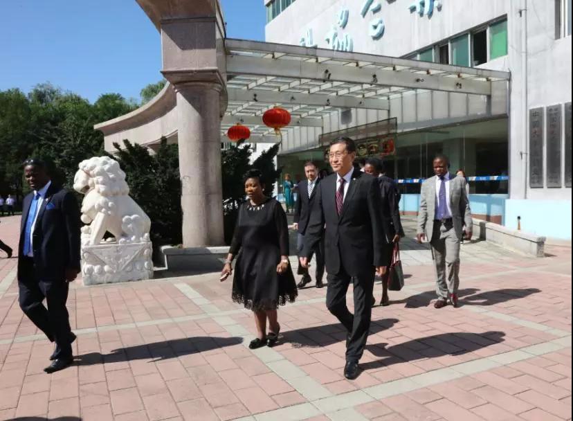 奥西莉亚·姆南加古瓦女士及代表团一行参访金年会生物