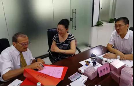 诺贝尔奖获得者罗夫·辛克纳吉（Rolf M. Zinkernagel）教授欣然为金年会康健活力舒胸霜题词“爱与科技，让生命之花绽放”