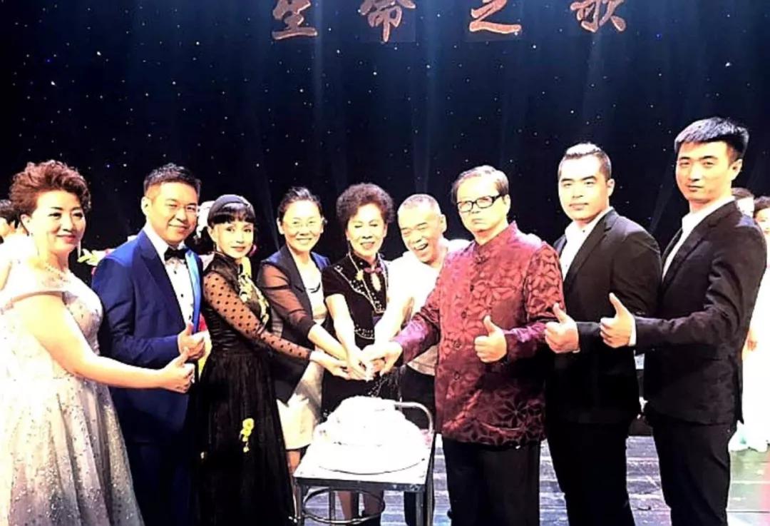 金年会生物集团总裁陈艳女士、运营总裁陈向东等企业高管与深圳凤凰涅槃艺术团郭丽英团长及团员们一起分享生日的甜蜜和快乐，分享生命绽放的美丽