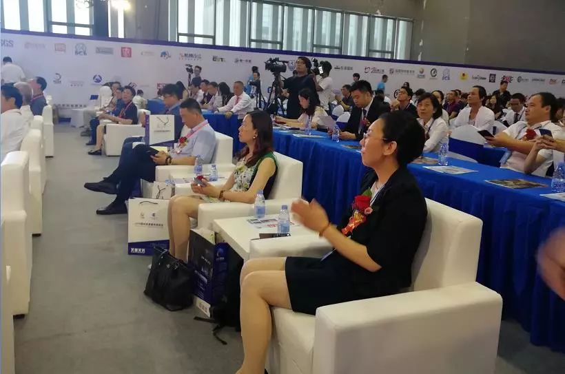 中国报关协会白雪燕副会长，中国报关协会白凤川秘书长，世界海关组织跨境电商工作组主席、宁波海关孙向阳副关长，广州海关彭纯玲副巡视员等领导和贵宾在展览现场对金年会超抗原助力慈善科技展出给予充分肯定与高度赞赏