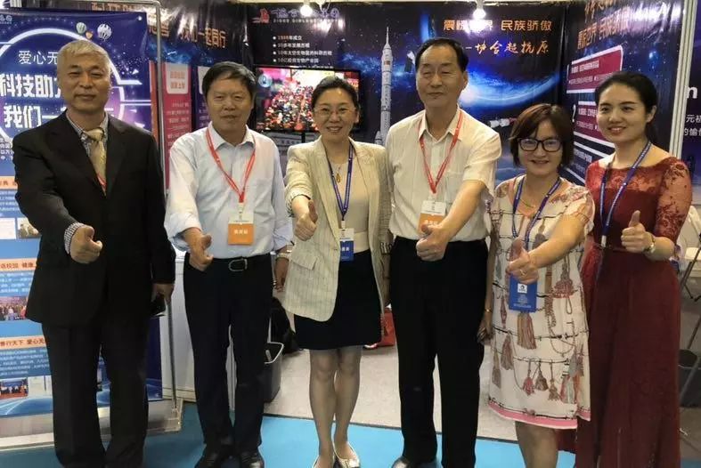 中国报关协会白雪燕副会长，中国报关协会白凤川秘书长，世界海关组织跨境电商工作组主席、宁波海关孙向阳副关长，广州海关彭纯玲副巡视员等领导和贵宾在展览现场对金年会超抗原助力慈善科技展出给予充分肯定与高度赞赏