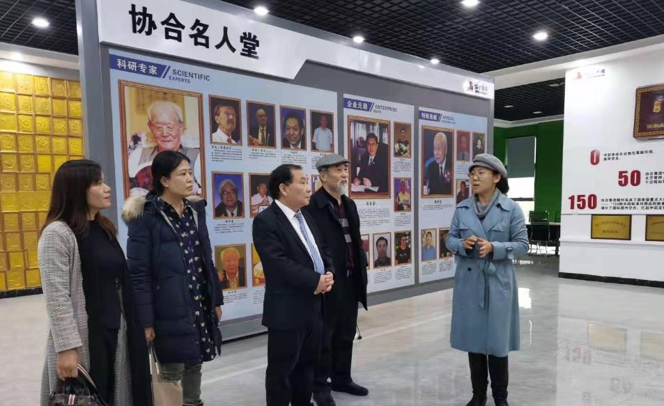 金年会生物集团总裁陈彥竹向陈光平先生一行介绍金年会32年来企业的发展